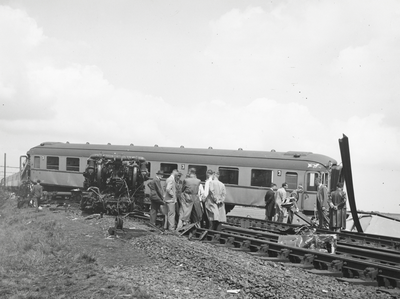 172390 Afbeelding van de ravage na de botsing tussen exprestrein 21 en de stilstaande stoptrein 825 nabij Weesp, met ...